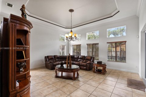 House in Miami, Florida 5 bedrooms, 314.47 sq.m. № 2043284 - photo 17