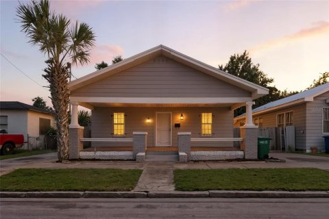 House in Tampa, Florida 3 bedrooms, 96.25 sq.m. № 1909829 - photo 1