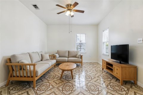 House in Tampa, Florida 3 bedrooms, 96.25 sq.m. № 1909829 - photo 5
