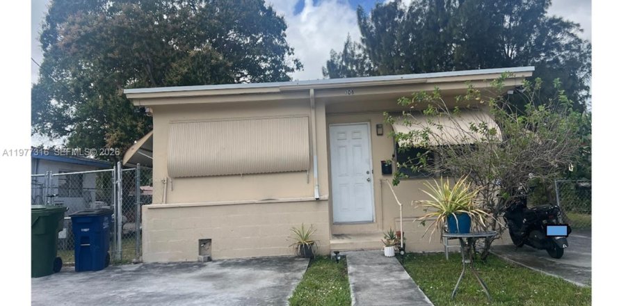 Commercial property in Hallandale Beach, Florida 129.97 sq.m. № 2041402