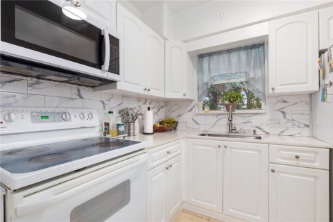House in Miami, Florida 2 bedrooms, 85.93 sq.m. № 1893491 - photo 7