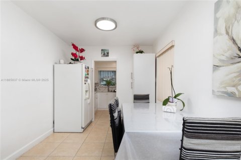 House in Miami, Florida 2 bedrooms, 85.93 sq.m. № 1893491 - photo 25