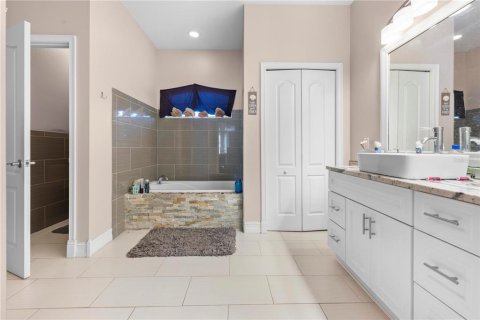 House in Weeki Wachee, Florida 3 bedrooms, 220.36 sq.m. № 1718504 - photo 29