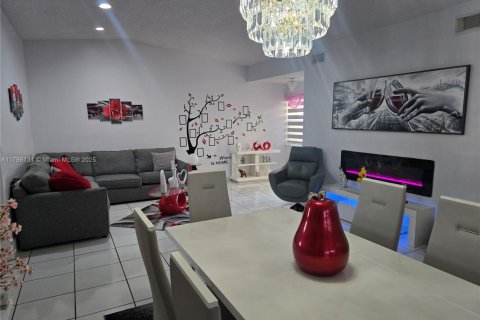 House in Miami, Florida 4 bedrooms, 171.87 sq.m. № 1739756 - photo 8