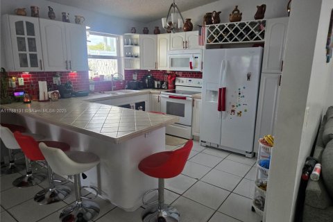 House in Miami, Florida 4 bedrooms, 171.87 sq.m. № 1739756 - photo 5