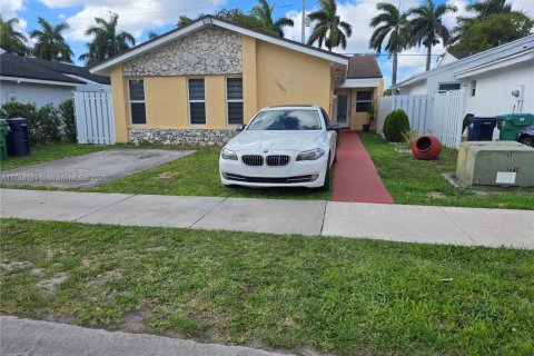 House in Miami, Florida 4 bedrooms, 171.87 sq.m. № 1739756 - photo 1
