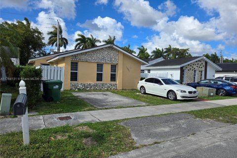 House in Miami, Florida 4 bedrooms, 171.87 sq.m. № 1739756 - photo 2