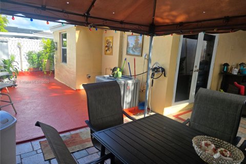 House in Miami, Florida 4 bedrooms, 171.87 sq.m. № 1739756 - photo 12