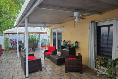 House in Miami, Florida 4 bedrooms, 171.87 sq.m. № 1739756 - photo 9