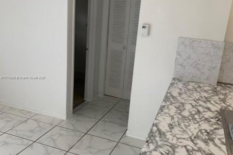 Townhouse in Pembroke Park, Florida 2 bedrooms, 120.96 sq.m. № 1692227 - photo 7