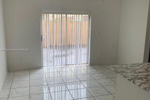 Townhouse in Pembroke Park, Florida 2 bedrooms, 120.96 sq.m. № 1692227 - photo 8
