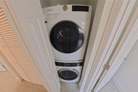 Снять в аренду кондоминиум в Корал-Спрингс, Флорида 3 спальни, 98.29м2, № 2089430 - фото 8