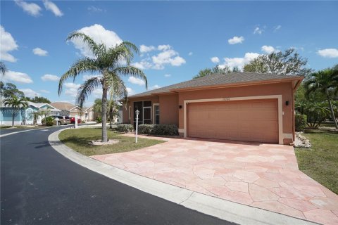 House in Estero, Florida 2 bedrooms № 1741673 - photo 2