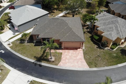 House in Estero, Florida 2 bedrooms № 1741673 - photo 4