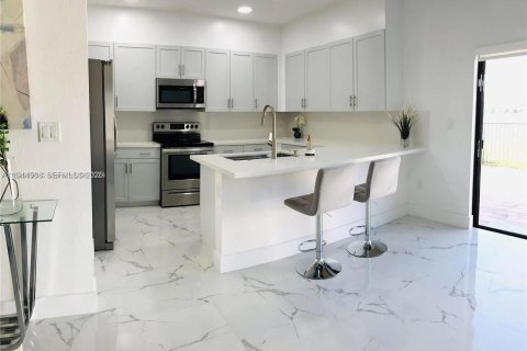 Touwnhouse à vendre à Miami, Floride: 3 chambres, 142.98 m2 № 2001098 - photo 8