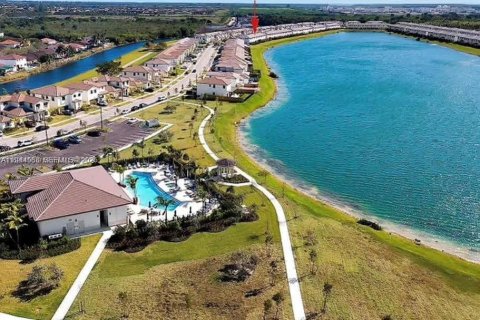 Touwnhouse à vendre à Miami, Floride: 3 chambres, 142.98 m2 № 2001098 - photo 2