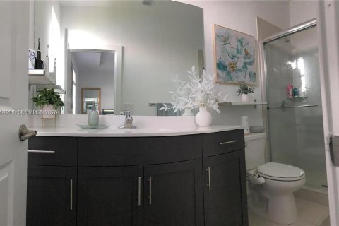 Touwnhouse à vendre à Miami, Floride: 3 chambres, 142.98 m2 № 2001098 - photo 15