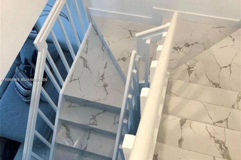 Touwnhouse à vendre à Miami, Floride: 3 chambres, 142.98 m2 № 2001098 - photo 14