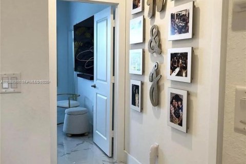 Touwnhouse à vendre à Miami, Floride: 3 chambres, 142.98 m2 № 2001098 - photo 16