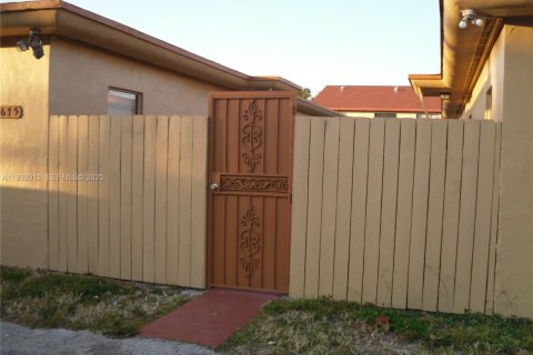 Снять в аренду виллу или дом в Майами, Флорида 2 спальни, 225.2м2, № 1991697 - фото 2