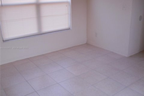 Снять в аренду виллу или дом в Майами, Флорида 2 спальни, 225.2м2, № 1991697 - фото 7