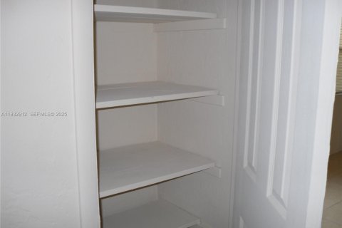 Снять в аренду виллу или дом в Майами, Флорида 2 спальни, 225.2м2, № 1991697 - фото 12