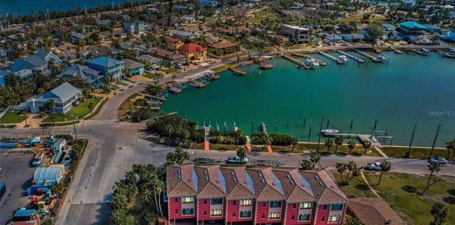 Condo in Saint Pete Beach, Florida, 2 bedrooms № 1780213
