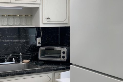 Condo in Lighthouse Point, Florida, 1 bedroom  № 1981505 - photo 10