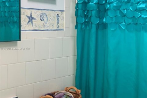 Condo in Lighthouse Point, Florida, 1 bedroom  № 1981505 - photo 12