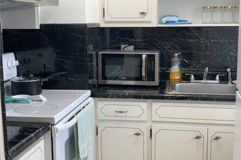 Condo in Lighthouse Point, Florida, 1 bedroom  № 1981505 - photo 9