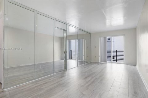 Condominio en venta en Miami Beach, Florida, 1 dormitorio, 61.32 m2 № 1977510 - foto 4