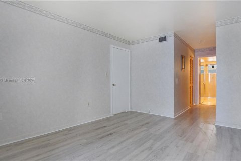 Condominio en venta en Miami Beach, Florida, 1 dormitorio, 61.32 m2 № 1977510 - foto 2