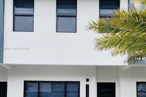 Townhouse in Miami Gardens, Florida 2 bedrooms, 167.22 sq.m. № 2001841 - photo 2