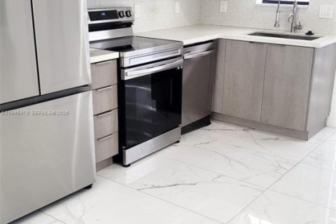 Townhouse in Miami Gardens, Florida 2 bedrooms, 167.22 sq.m. № 2001841 - photo 5