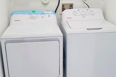 Townhouse in Miami Gardens, Florida 2 bedrooms, 167.22 sq.m. № 2001841 - photo 17