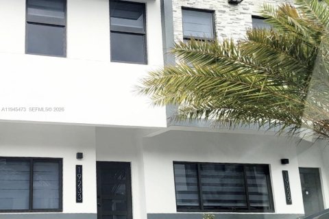Townhouse in Miami Gardens, Florida 2 bedrooms, 167.22 sq.m. № 2001841