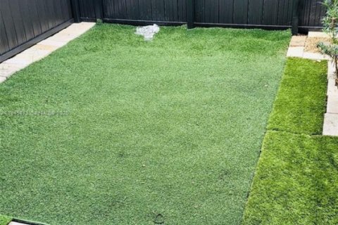 Townhouse in Miami Gardens, Florida 2 bedrooms, 167.22 sq.m. № 2001841 - photo 18