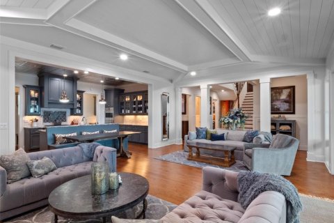 House in Orlando, Florida 5 bedrooms, 427.35 sq.m. № 2094217 - photo 28