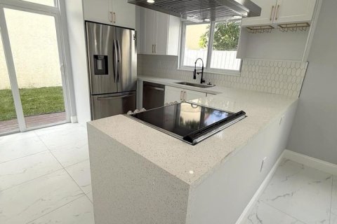 Villa ou maison à vendre à Hollywood, Floride: 3 chambres, 137.4 m2 № 2397335 - photo 4
