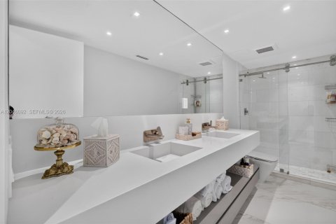 Condo in Miami Beach, Florida, 3 bedrooms № 2185947 - photo 14