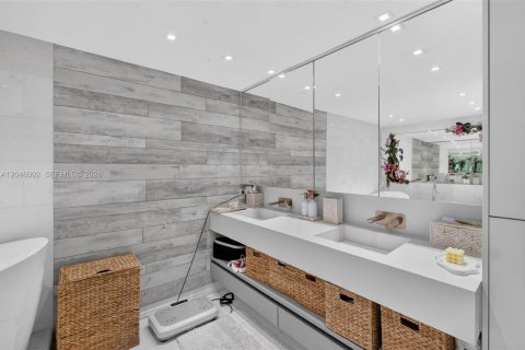 Condo in Miami Beach, Florida, 3 bedrooms № 2185947 - photo 16