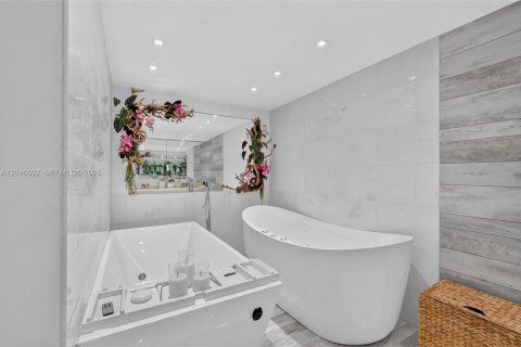 Condo in Miami Beach, Florida, 3 bedrooms № 2185947 - photo 17