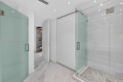 Condo in Miami Beach, Florida, 3 bedrooms № 2185947 - photo 13