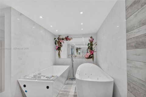 Condo in Miami Beach, Florida, 3 bedrooms № 2185947 - photo 19