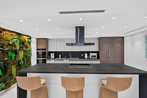 Condo in Miami Beach, Florida, 3 bedrooms № 2185947 - photo 3
