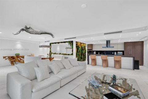 Condo in Miami Beach, Florida, 3 bedrooms № 2185947 - photo 9