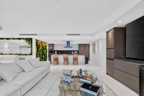 Condo in Miami Beach, Florida, 3 bedrooms № 2185947 - photo 2