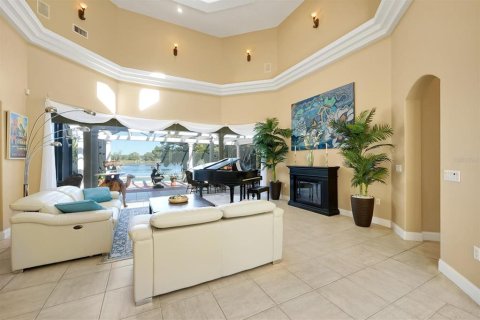 House in Orlando, Florida 4 bedrooms, 379.41 sq.m. № 2116648 - photo 4