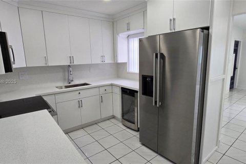 Villa ou maison à vendre à Miami, Floride: 3 chambres, 110.09 m2 № 1975985 - photo 4