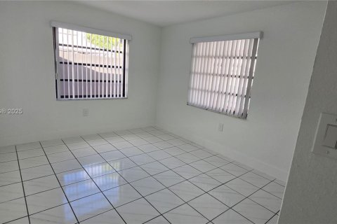 Villa ou maison à vendre à Miami, Floride: 3 chambres, 110.09 m2 № 1975985 - photo 26
